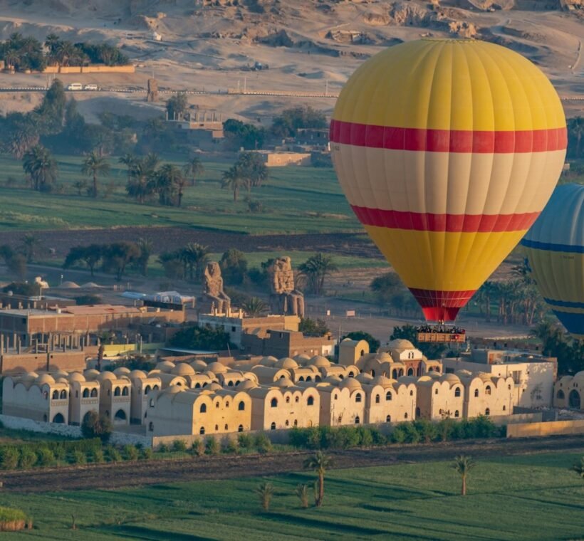 Vol en montgolfi&egrave;re &agrave; Louxor au lever du soleil au-dessus de la rive ouest