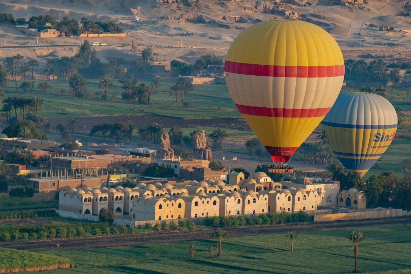 Vol en montgolfi&egrave;re &agrave; Louxor au lever du soleil au-dessus de la rive ouest et des Colosses de Memnon