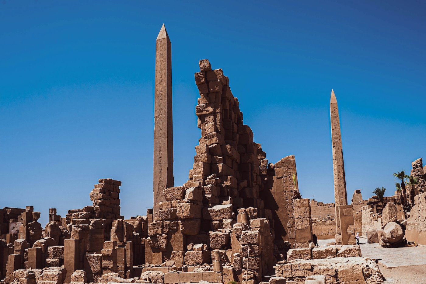 Colonnes monumentales et hi&eacute;roglyphes du temple de Karnak en &Eacute;gypte