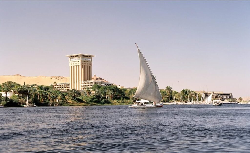 Felouque naviguant sur le Nil à Assouan lors d’une croisière en Égypte en avril