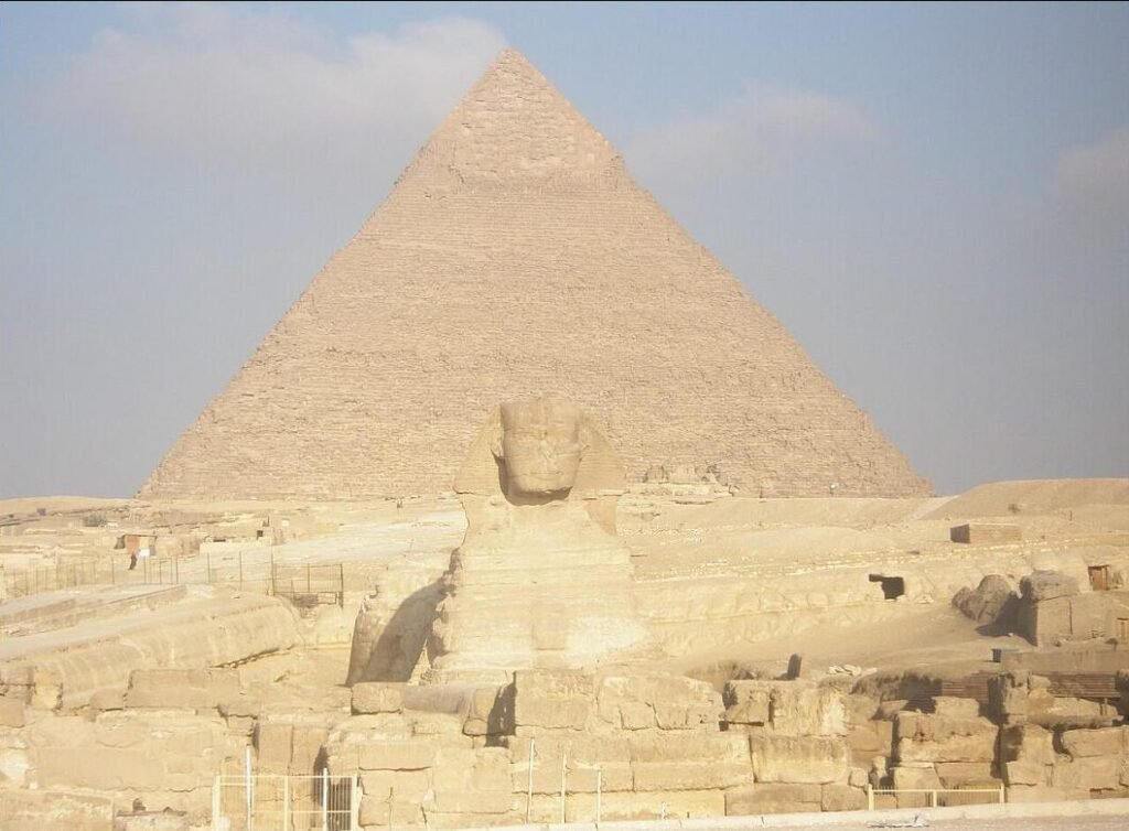 Pyramides de Gizeh et Sphinx au lever du soleil lors d’un voyage en Égypte en avril