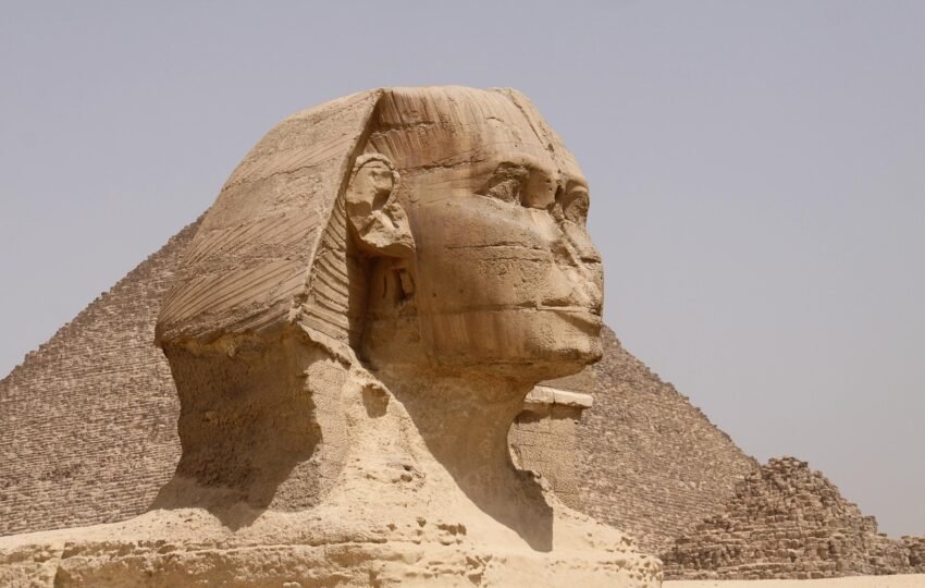 Le Grand Sphinx de Gizeh avec la pyramide de Khéphren en arrière-plan