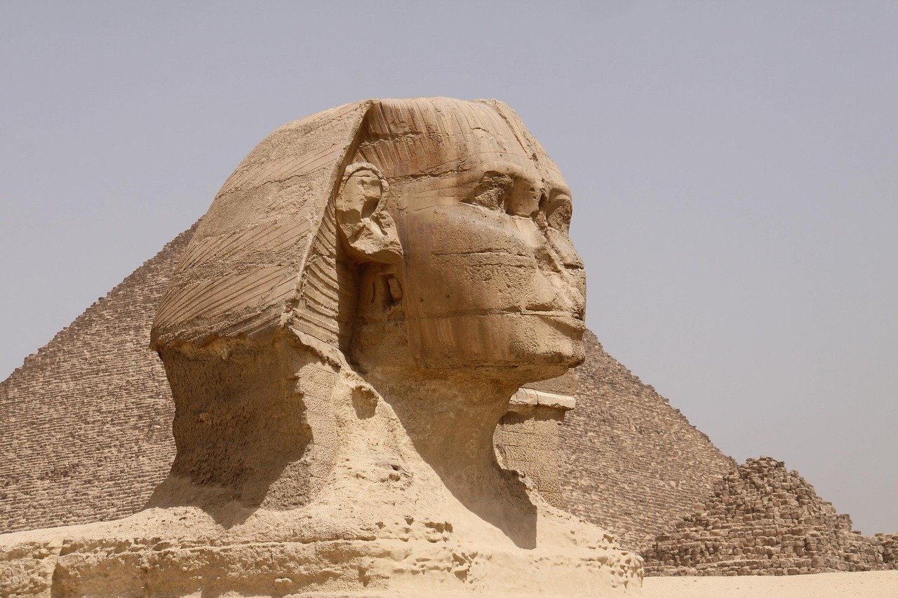 Le Grand Sphinx de Gizeh avec la pyramide de Kh&eacute;phren en arri&egrave;re-plan
