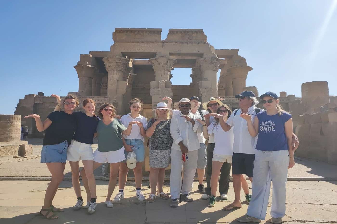 Groupe de voyageurs au temple de Kom Ombo