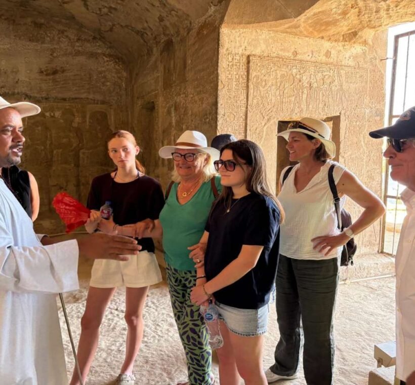 Langue en Égypte : guide local échangeant avec des touristes