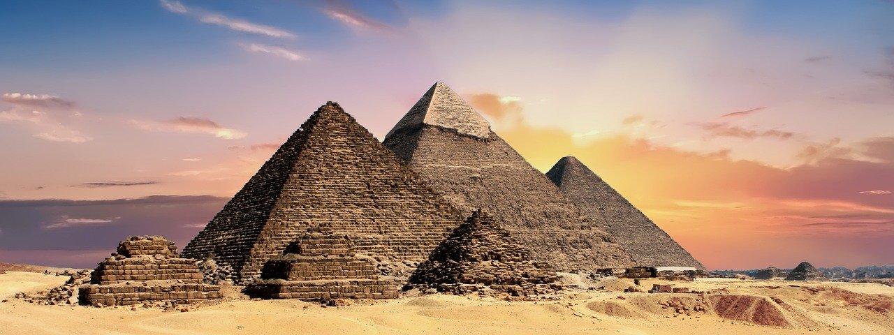 Les trois pyramides de Gizeh au coucher du soleil, &Eacute;gypte