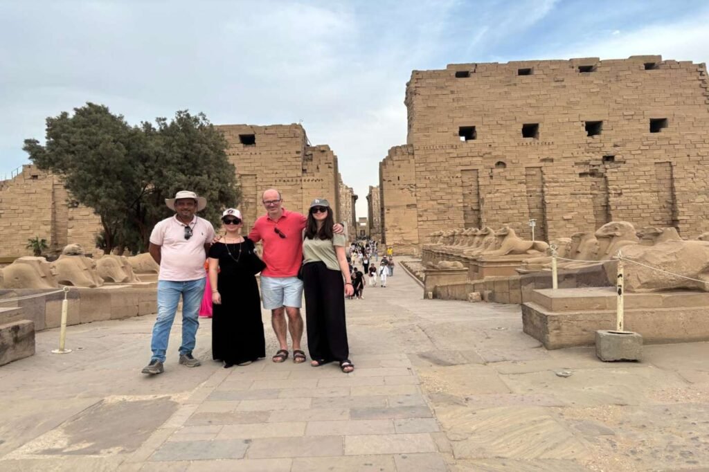 Visiter le temple de Karnak : touristes dans la grande salle hypostyle à Louxor
