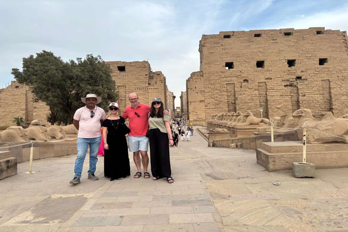Groupe de voyageurs au temple de Karnak