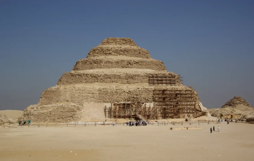 Circuit Égypte 10 jours : la pyramide à degrés de Djéser à Saqqarah