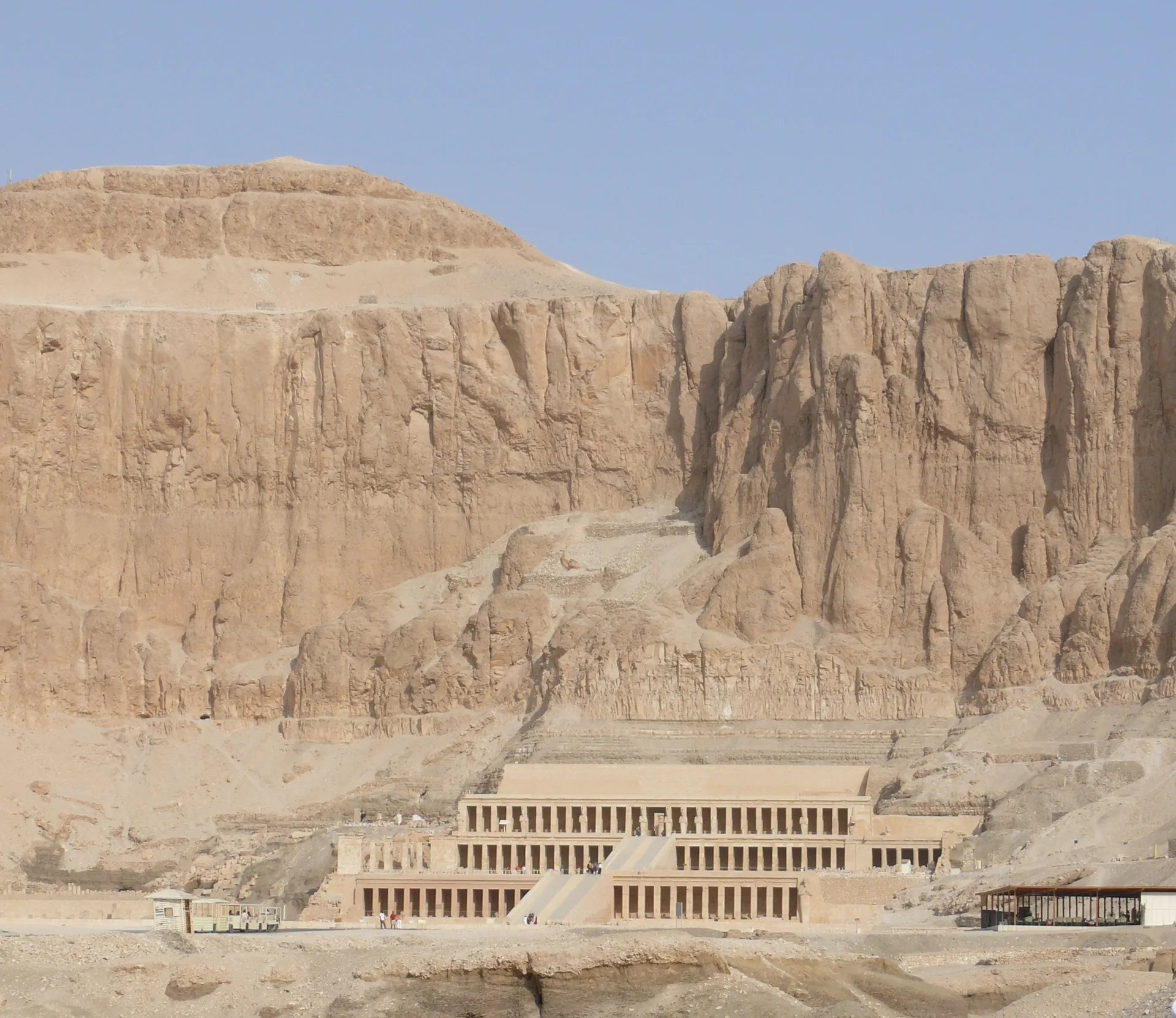 Le temple d’Hatchepsout vu de la rive ouest de Louxor à Deir el-Bahari