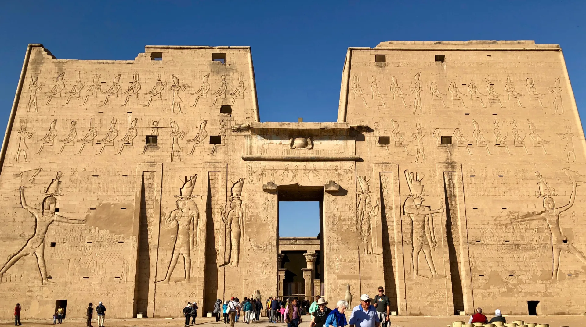 Temple d'Edfou sur la route du d&eacute;sert entre Marsa Alam et Louxor