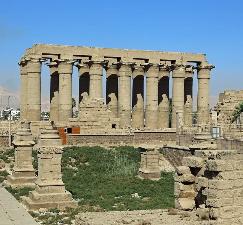 Visiter le temple de Louxor La grande colonnade d'Amenhotep III au temple de Louxor