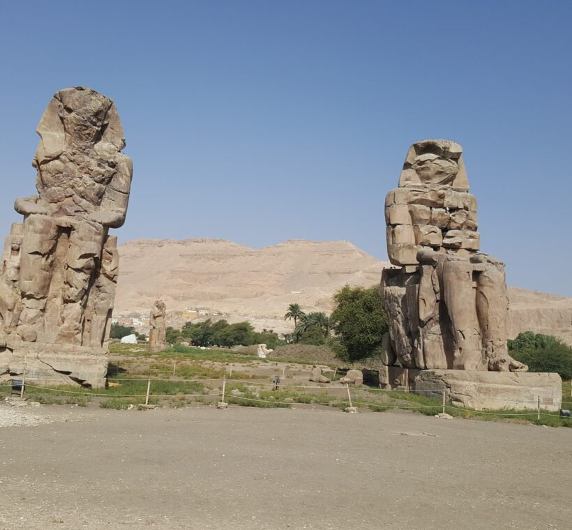 Détail d'un colosse de Memnon, statue du pharaon Amenhotep III en quartzite