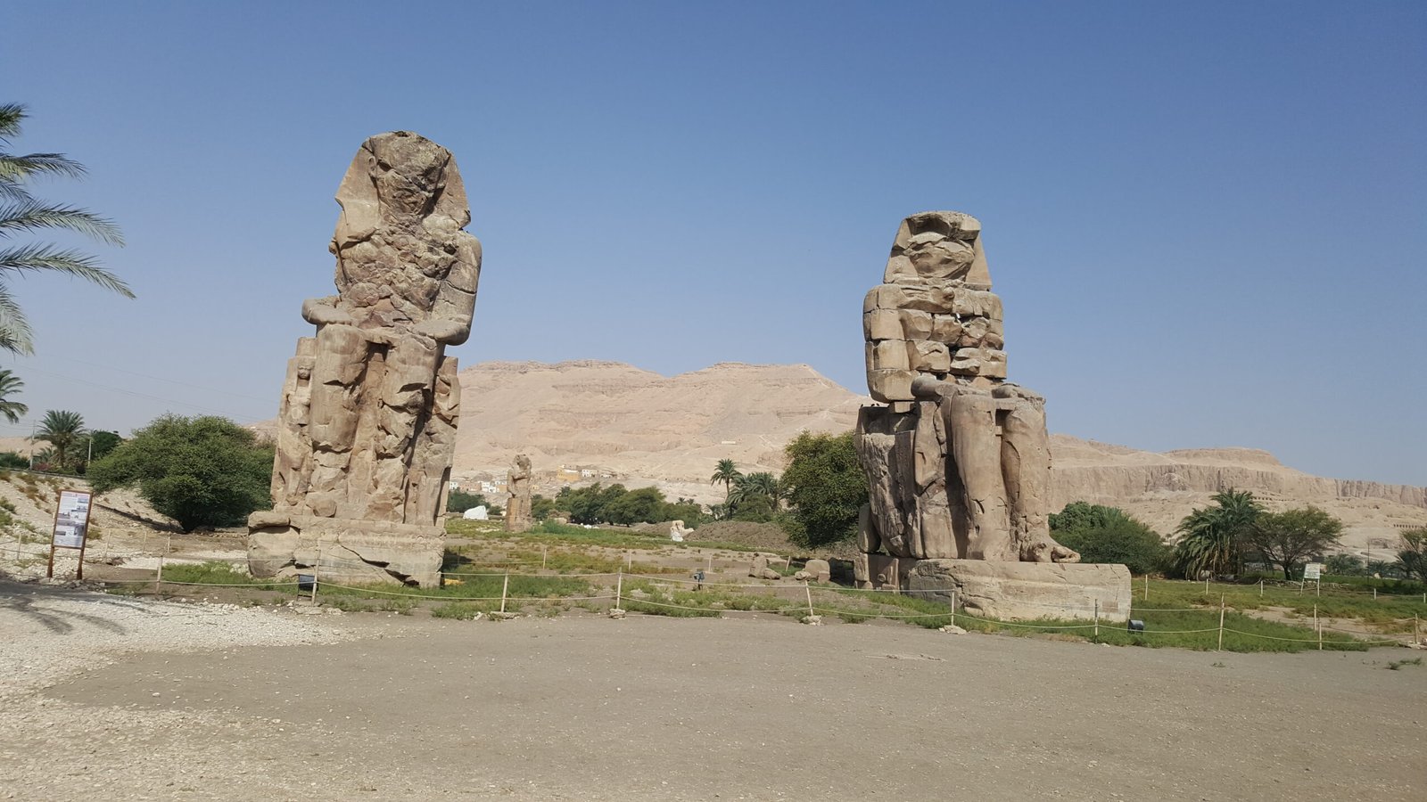 Détail du colosse de Memnon, statue d'Amenhotep III en quartzite