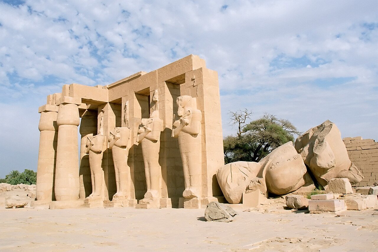Le colosse renversé de Ramsès II au Ramesseum