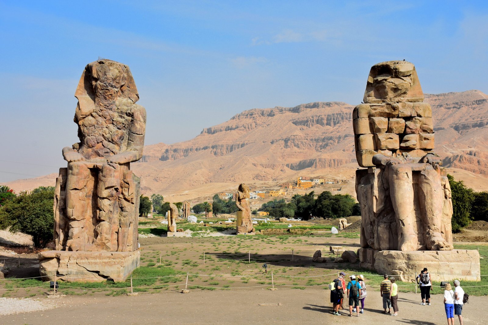 Les colosses de Memnon au lever du soleil sur la plaine thébaine de Louxor