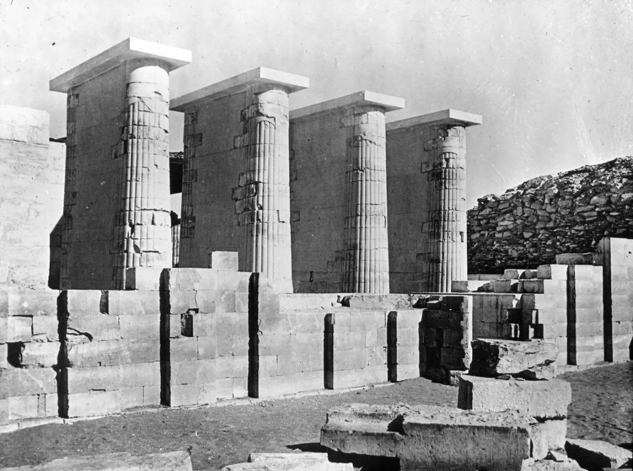 Colonnade d'entrée du complexe funéraire de Djéser à Saqqarah