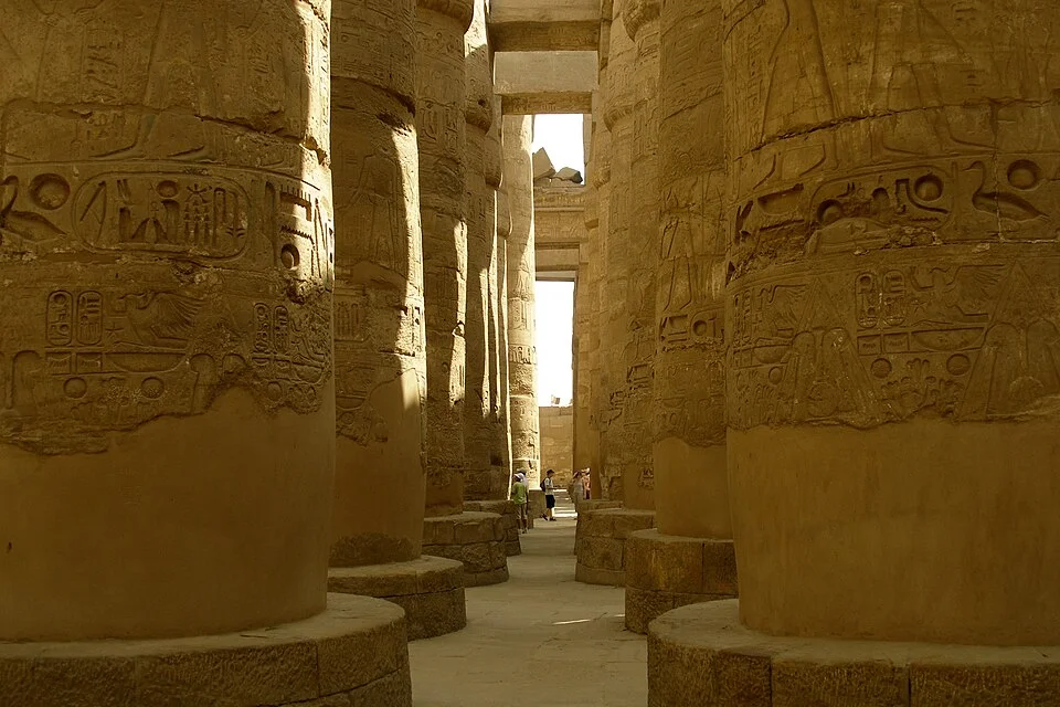 Louxor : colonnes de la salle hypostyle du temple de Karnak