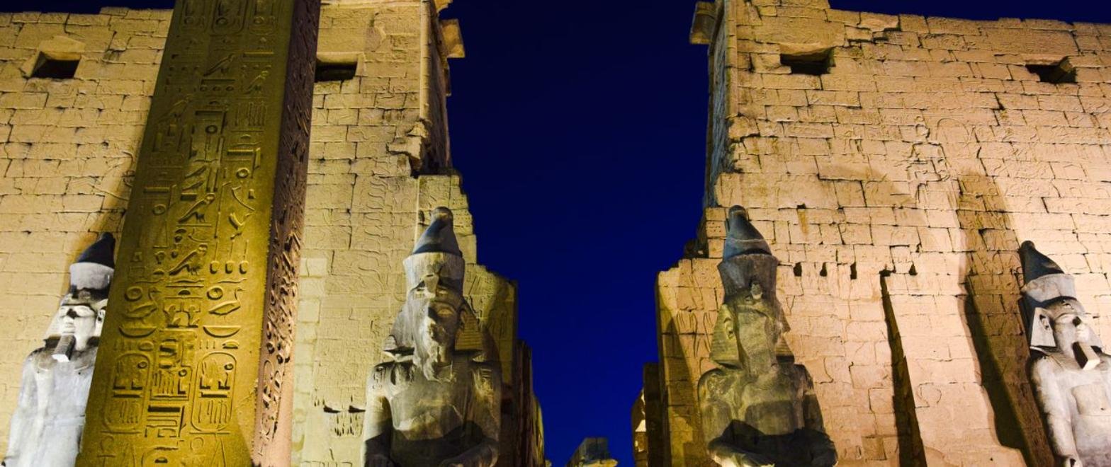 Le temple de Louxor illumin&eacute; la nuit en &Eacute;gypte