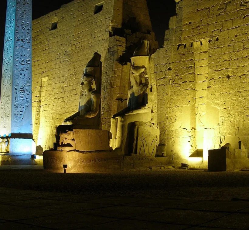 Le temple de Louxor illuminé la nuit avec ses colonnes et statues de Ramsès II