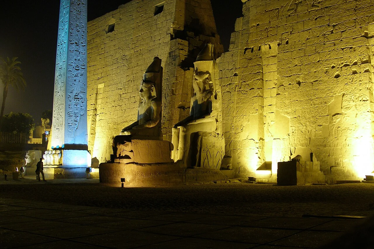 Le temple de Louxor illuminé la nuit avec ses colonnes et statues de Ramsès II