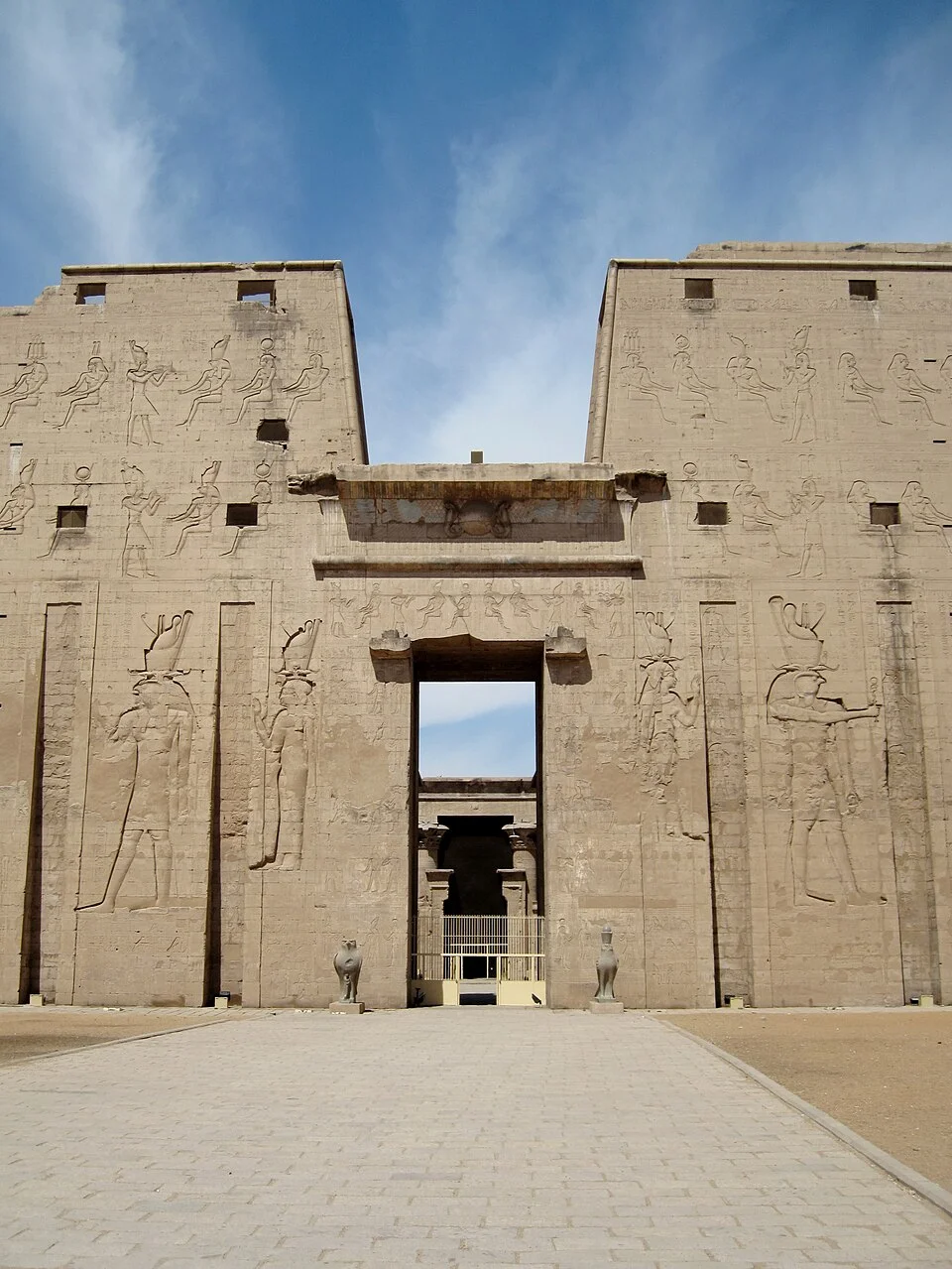 Le pylône monumental du temple d’Edfou couvert de reliefs