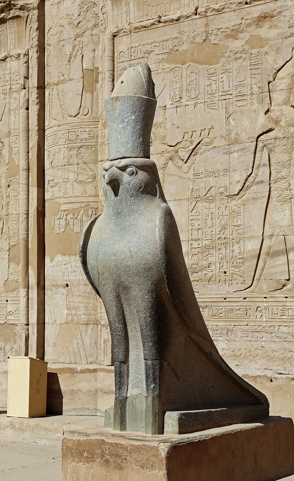 Statue en granit du dieu Horus représenté en faucon au temple d’Edfou