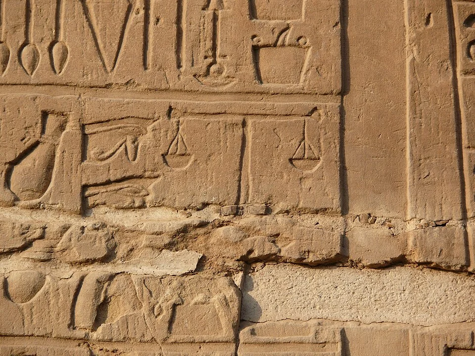 Relief des instruments médicaux et chirurgicaux du temple de Kom Ombo
