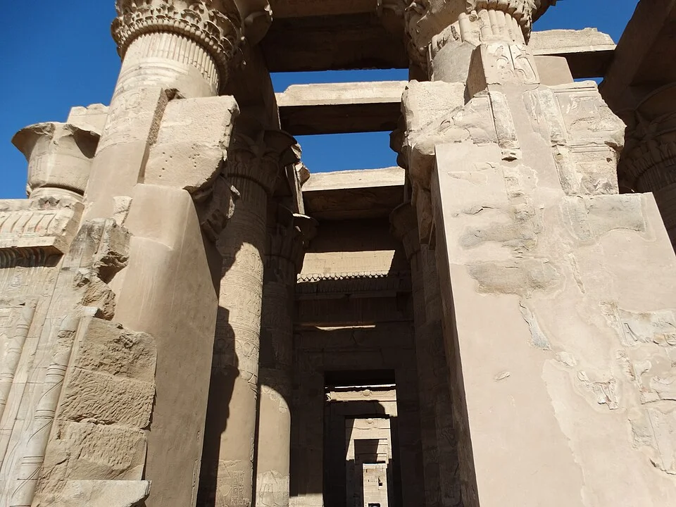 Vue générale du temple de Kom Ombo et de ses colonnes au bord du Nil