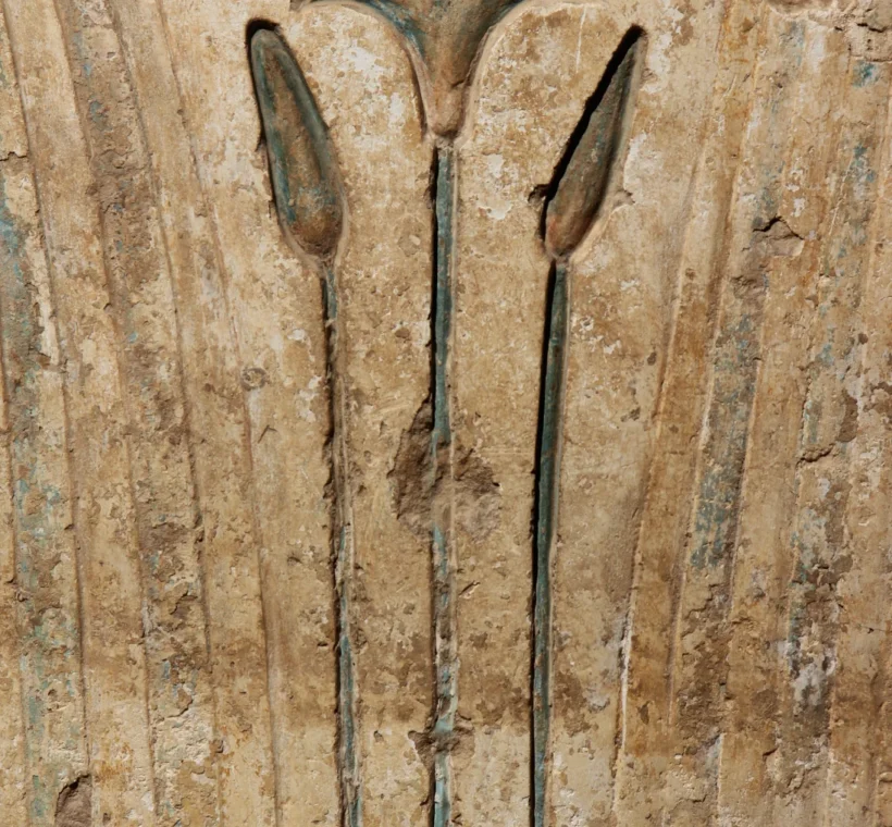 Détail coloré d'une colonne du temple de Médinet Habou aux pigments d'origine préservés