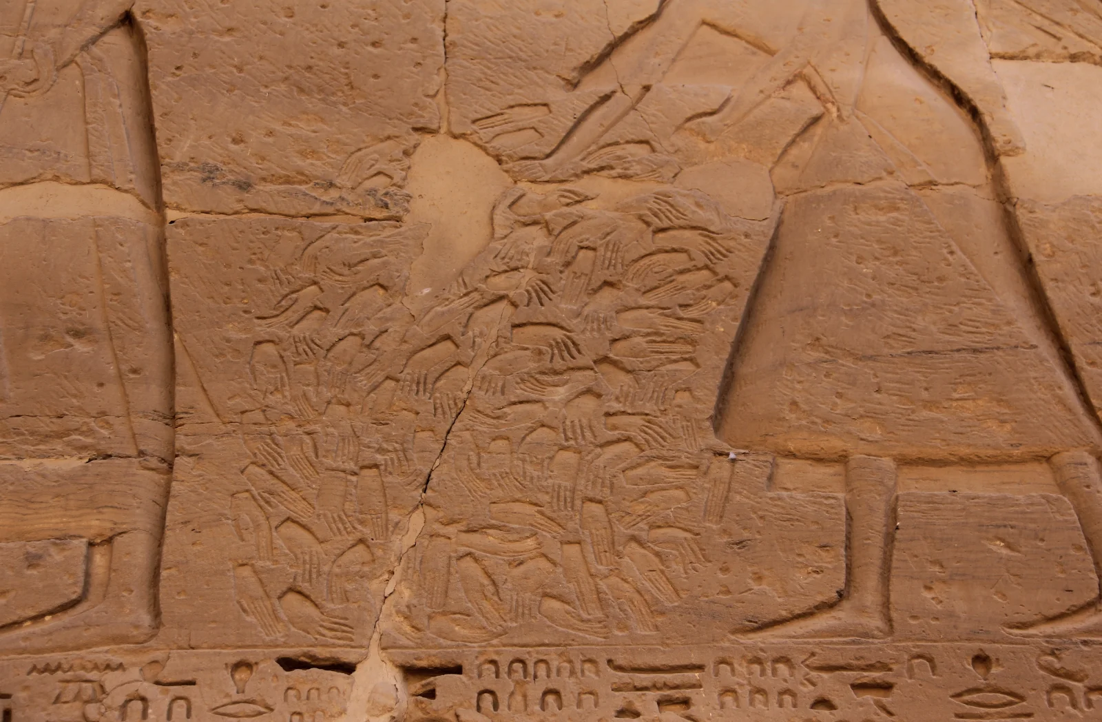 Reliefs de la bataille contre les Peuples de la Mer au temple de M&eacute;dinet Habou