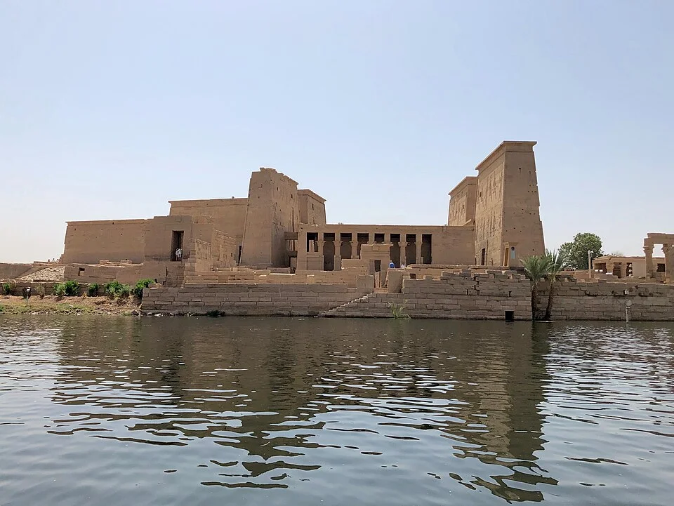 grand temple nubien sur une &icirc;le du lac, &agrave; l&rsquo;image du temple de Kalabsha &agrave; Assouan