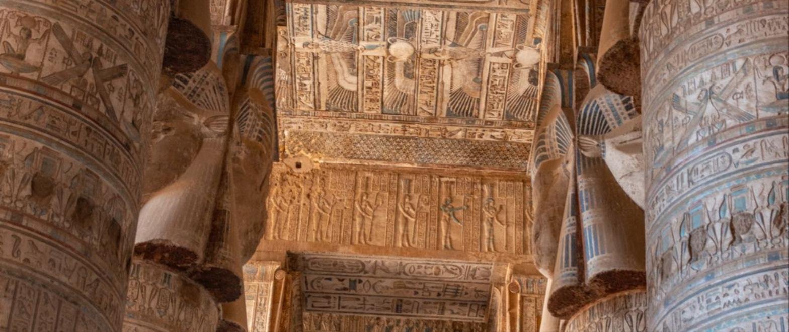Chapiteau au visage de la d&eacute;esse Hathor &agrave; Dendera, &Eacute;gypte
