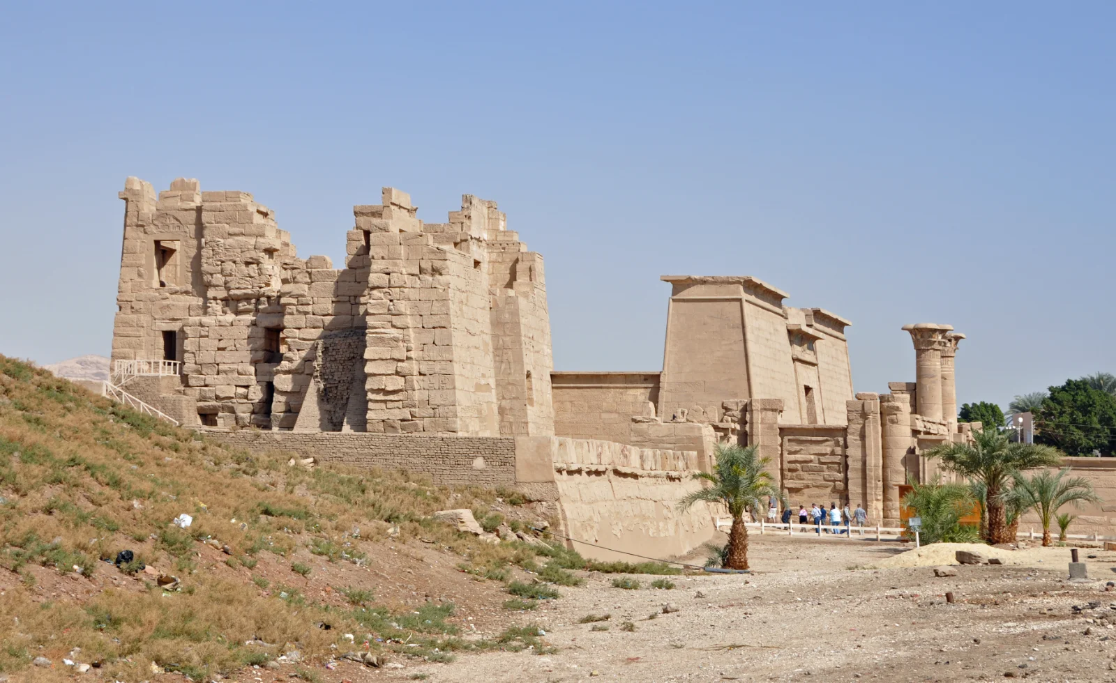 Visiter le temple de M&eacute;dinet Habou : fa&ccedil;ade et pavillon d'entr&eacute;e fortifi&eacute; (migdol)