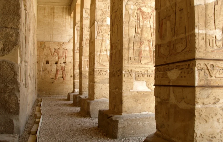 Colonnes extérieures du temple de Séti Ier à Abydos