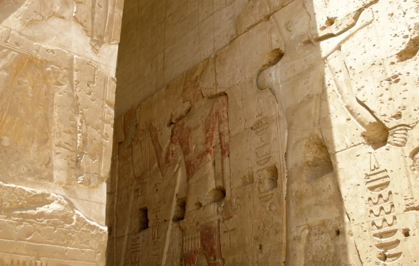 Hiéroglyphes de l'Égypte antique au temple d'Abydos