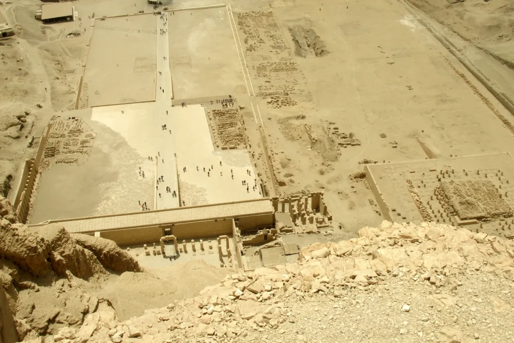 Vue panoramique du temple d'Hatchepsout à Deir el-Bahari