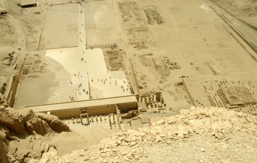 Vue panoramique du temple d'Hatchepsout à Deir el-Bahari