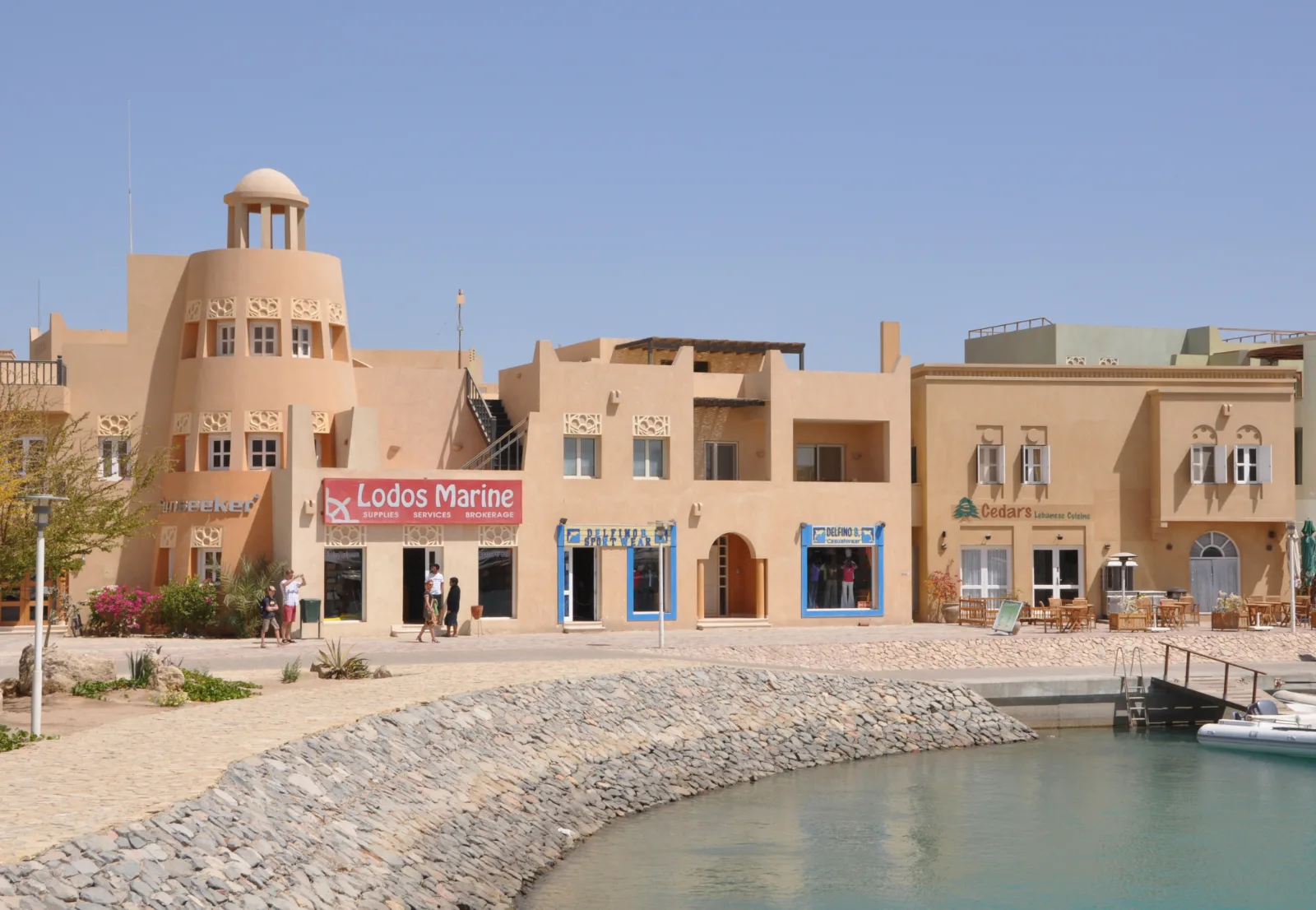 Marina d’El Gouna avec architecture nubienne au bord d’un lagon de la mer Rouge