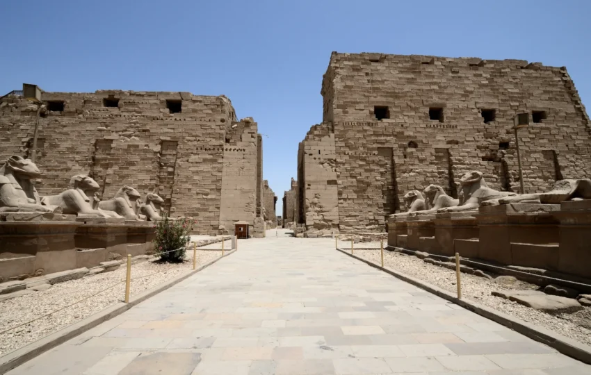 Visite des temples de Karnak, grande salle hypostyle à Louxor