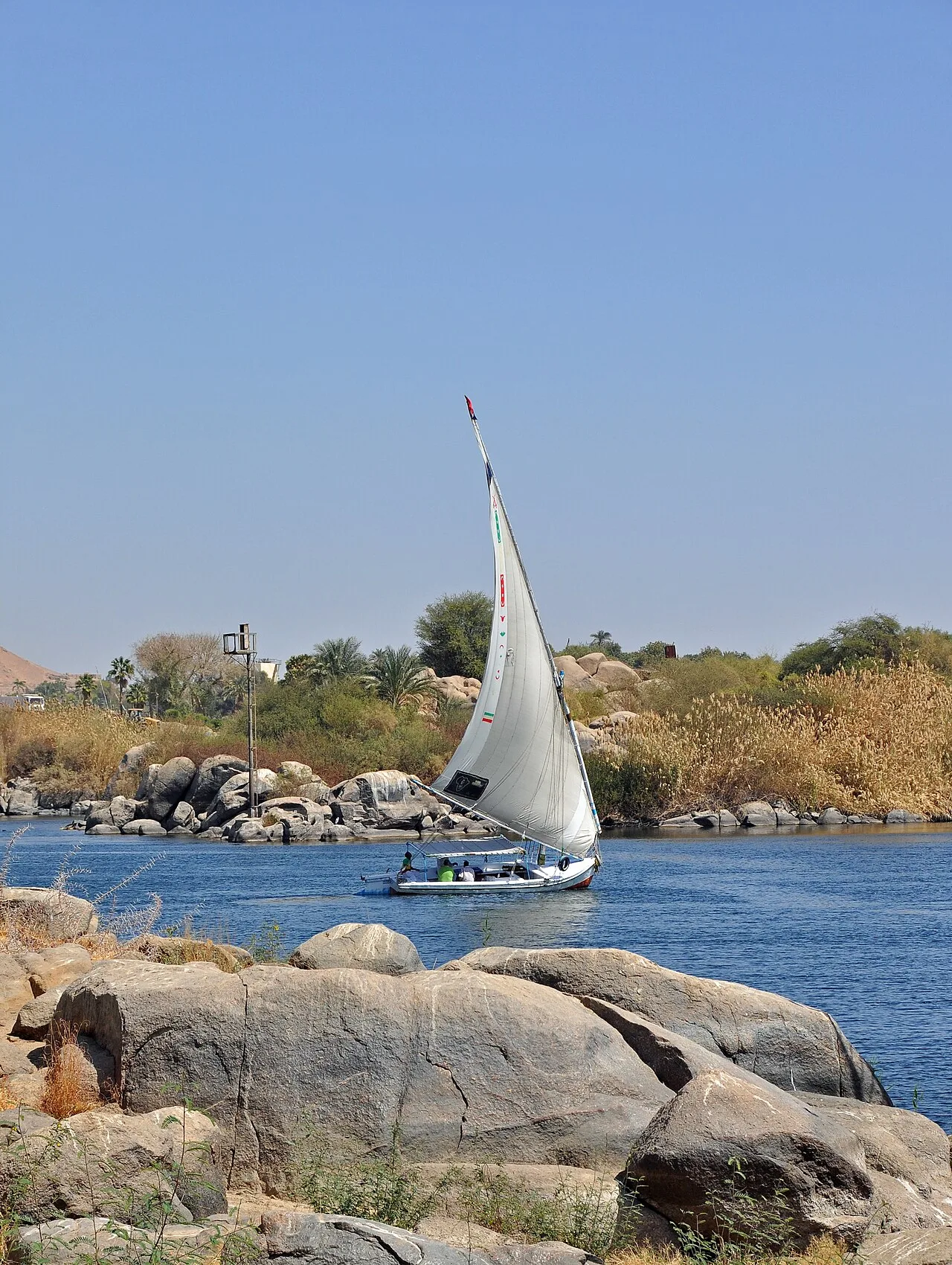 Le Nil à Assouan en Égypte, paysage ensoleillé au printemps
