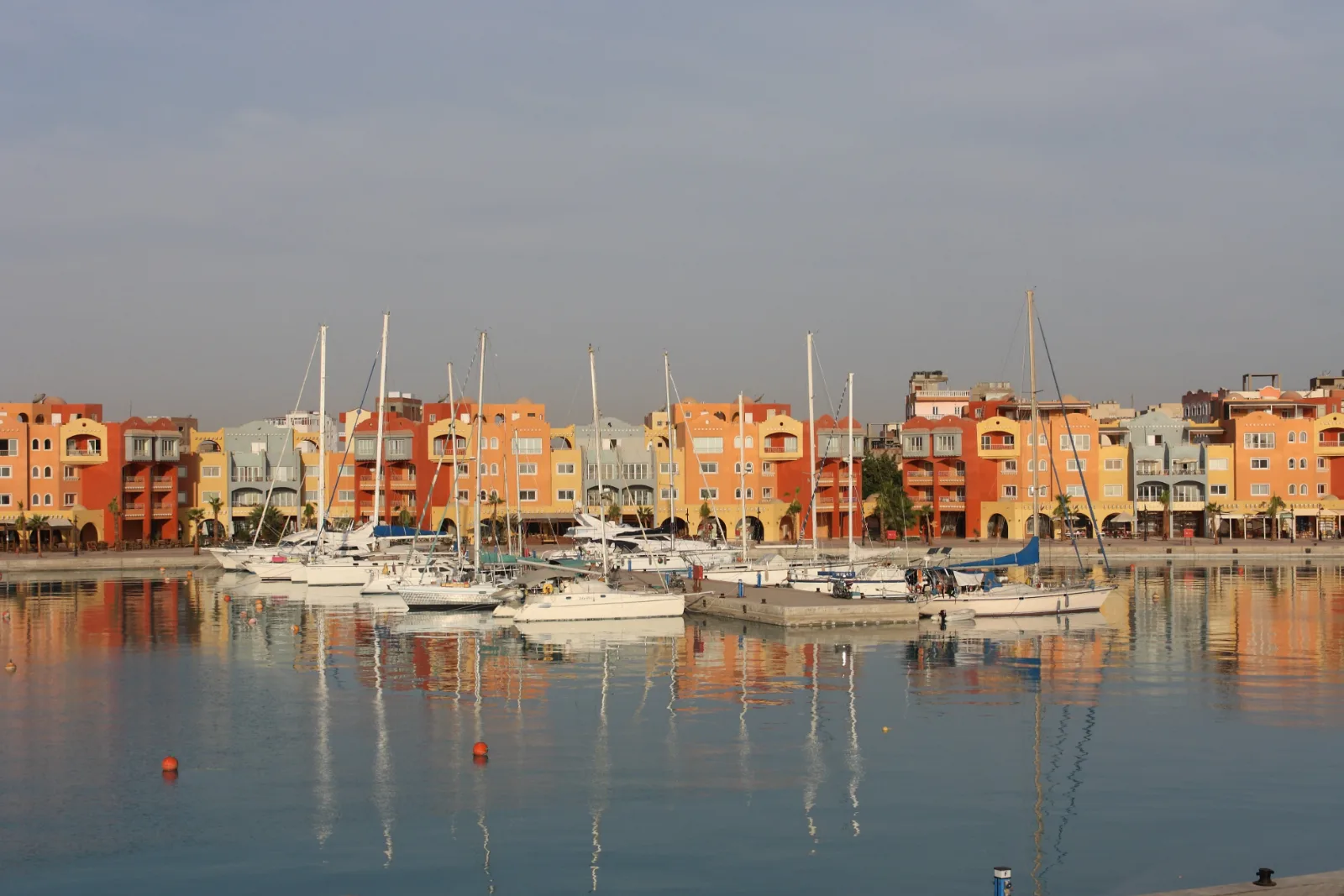 La marina de Hurghada et ses immeubles color&eacute;s, dans le quartier central de Sakkala
