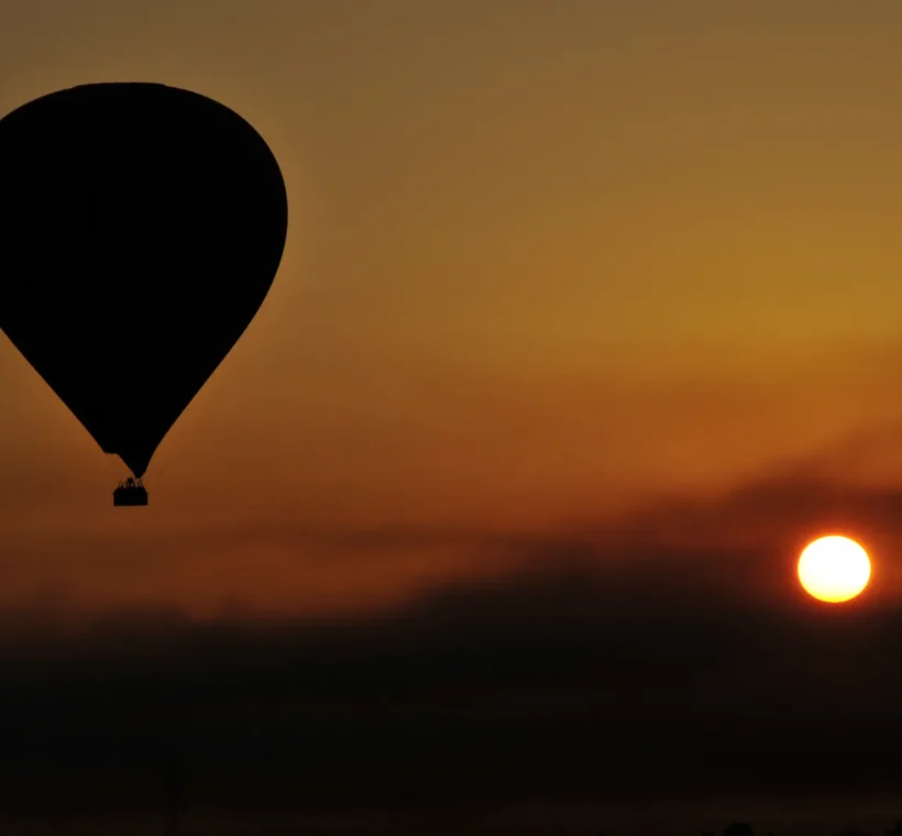Montgolfi&egrave;re &agrave; Louxor au lever du soleil au-dessus des temples