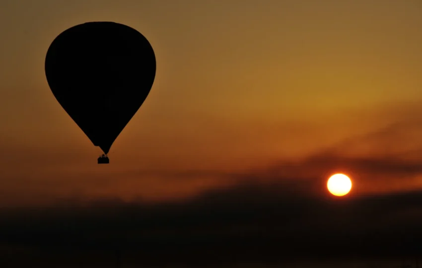 Montgolfière à Louxor au lever du soleil au-dessus des temples