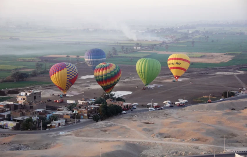 Montgolfières survolant la nécropole thébaine à Louxor