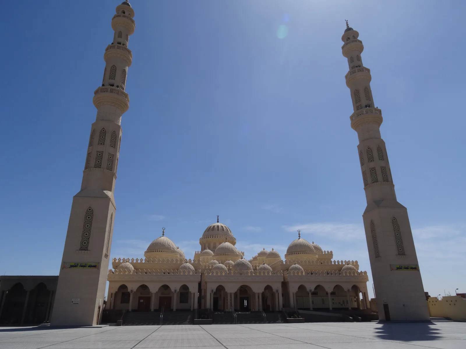 La mosquée El Mina et ses deux minarets, monument emblématique du quartier El Dahar à Hurghada