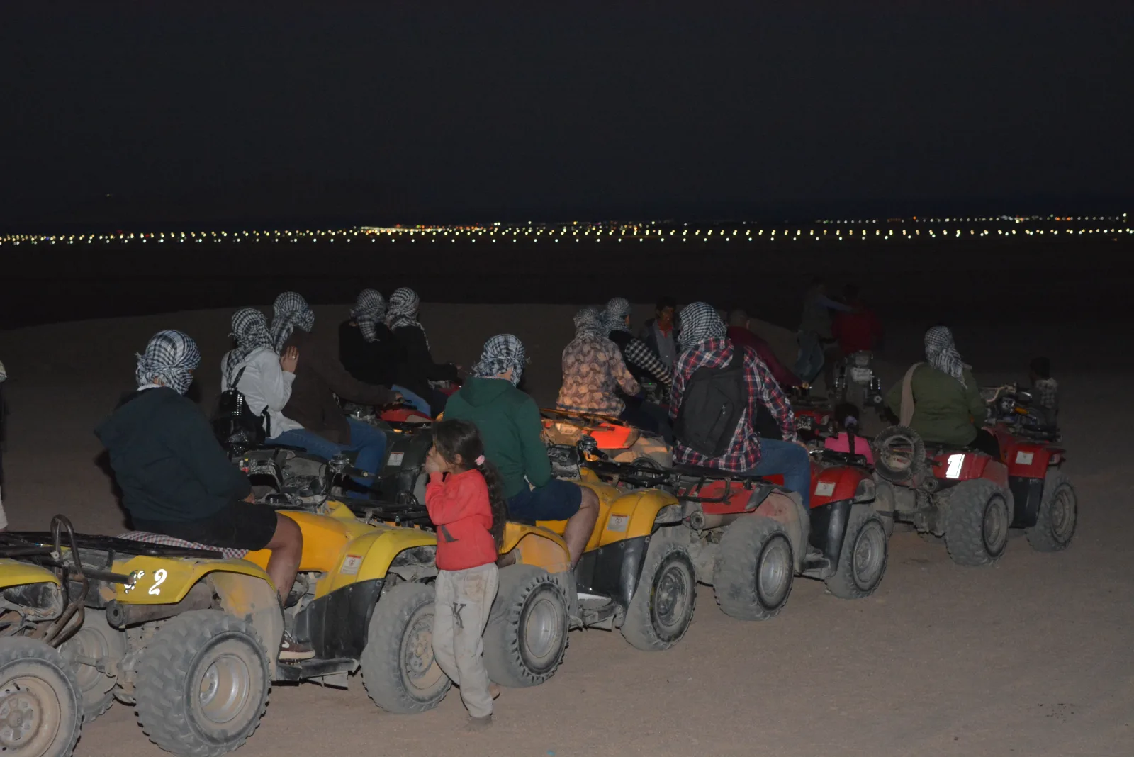 Groupe de quads lors d’un safari désert à Hurghada au coucher du soleil