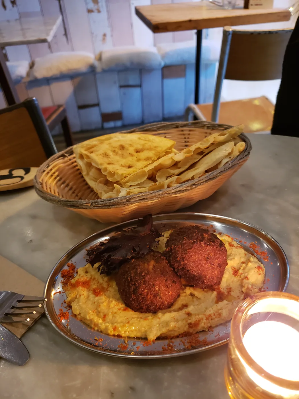 Ta'ameya (falafel de f&egrave;ves) servie avec houmous et pain, sp&eacute;cialit&eacute; &agrave; Hurghada