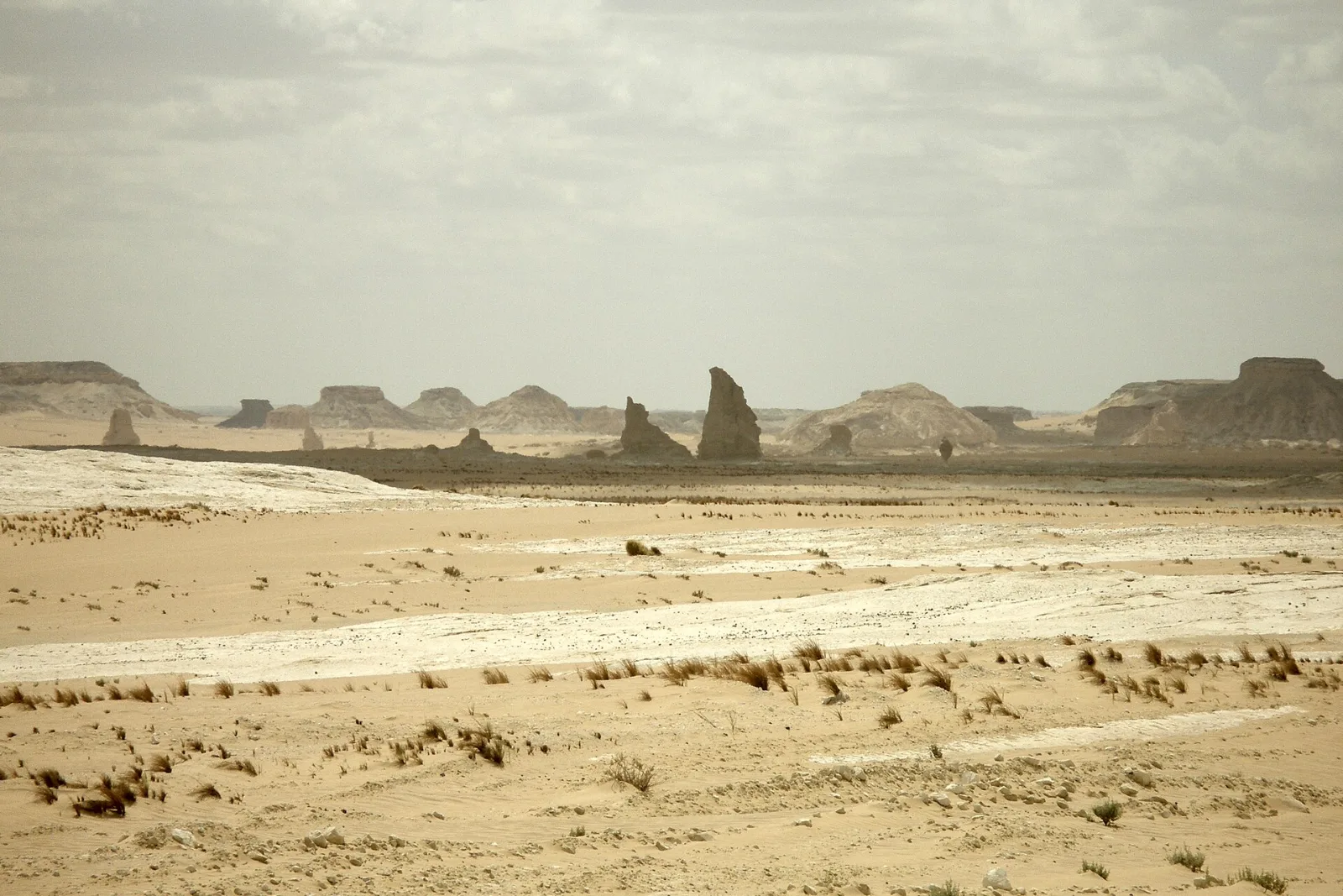 Le d&eacute;sert blanc, accessible depuis Bahariya