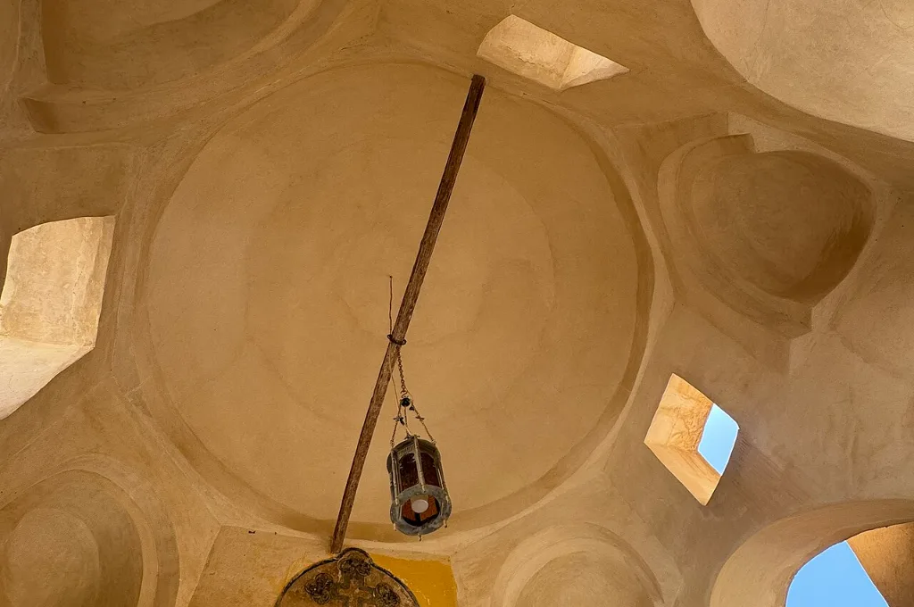 Coupole du monastère Saint-Antoine, lumière d'une fête de Noël copte